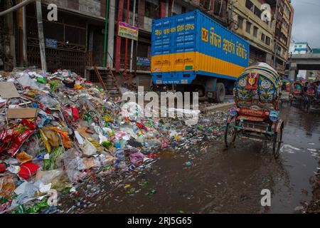 Déchets plastiques jetés près de la route à Jurain à Dhaka, Bangladesh. Banque D'Images