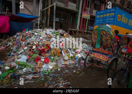 Déchets plastiques jetés près de la route à Jurain à Dhaka, Bangladesh. Banque D'Images