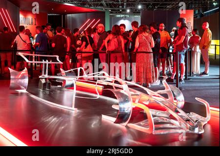 Madrid, Espagne. 19 août 2023. Les visiteurs font la queue pour entrer dans la première exposition officielle de Formule 1 (FIA) au monde à l'IFEMA Madrid. L'événement immersif présente le passé, le présent et l'avenir de ce sport. (Photo Miguel Candela/SOPA Images/Sipa USA) crédit : SIPA USA/Alamy Live News Banque D'Images