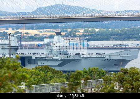 Porte-avions HMS Prince of Wales quittant le port de Rosyth et naviguant sous le pont Forth Road Banque D'Images