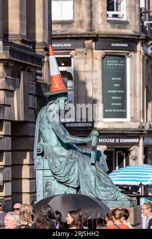 Statue de David Hume sur le Royal Mile avec un cône de trafic sur sa tête, Édimbourg Banque D'Images