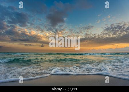 Le soleil se couchant sur l'horizon d'une étendue océanique, destin, Floride Banque D'Images