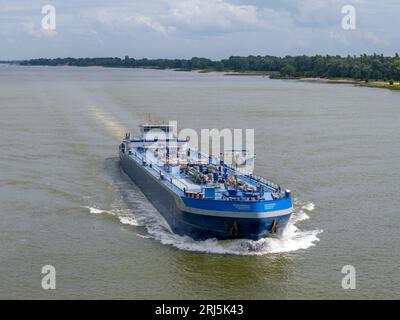 Photo de drone aérien d'une grande barge de fret naviguant sur la rivière Waal aux pays-Bas. Banque D'Images