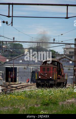 Un train d'époque circule le long d'une voie ferrée par une journée ensoleillée Banque D'Images