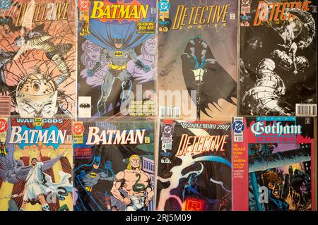 Calgary, Alberta - 17 mai 2023 : couvertures de bandes dessinées Batman et Robin d'époque. Banque D'Images