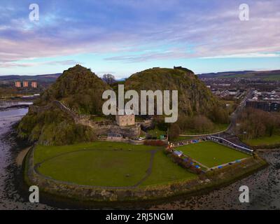 Une vue aérienne du château historique de Dumbarton situé en Écosse, sur une colline surplombant la rivière Clyde et le Firth of Clyde Banque D'Images