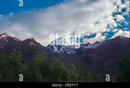 Magnifique pic Ubarak Kangri (6150m), Padum, Zanskar, Ladakh, Inde Banque D'Images