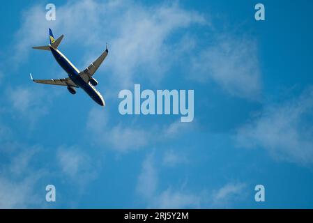 Boeing 737-8AS de Ryanair. Ciel bleu clair. Banque D'Images