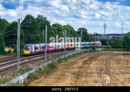 Le train Pendolino à bord de l'Avanti Pride à Winwick sur la West Coast main Line. Banque D'Images