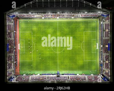 Vue aérienne d'un stade de football montrant des équipes de football jouant dans un grand terrain herbeux Banque D'Images