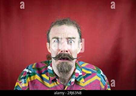 Hipster homme avec moustache regardant à la caméra avec l'expression de la peur et de la tristesse Banque D'Images