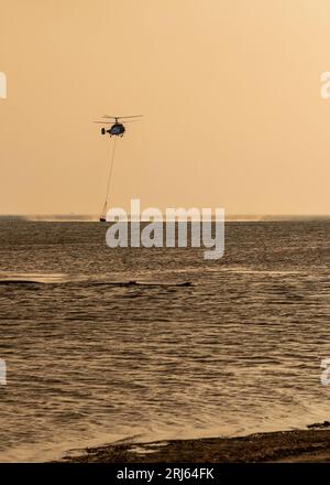 Feu de forêt massif à Alexandroupolis Evros Grèce, près de l'aéroport et Apalos, situation d'urgence, hélicoptère de lutte contre les incendies aériens, coucher de soleil couleurs. Banque D'Images