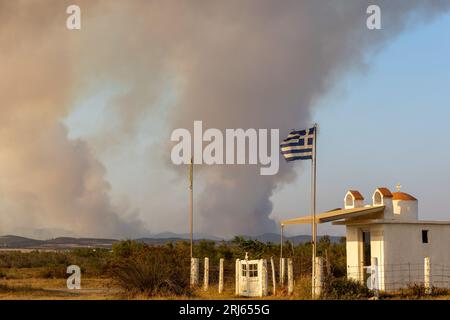 Incendie de forêt massif à Alexandroupolis Evros Grèce, près de l'aéroport et Apalos, situation d'urgence, lutte contre les incendies aériens. Banque D'Images