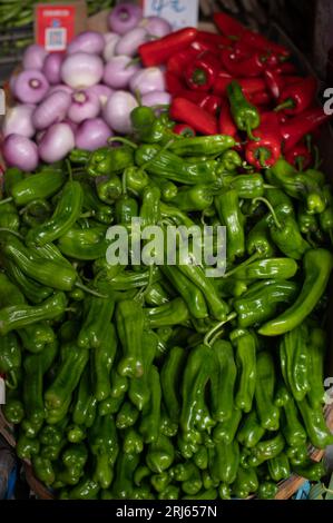 Une image d'une variété de légumes frais dans des paniers en bois Banque D'Images