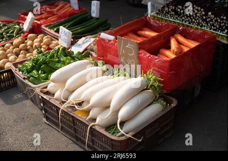 Une gamme de légumes frais est en vente dans un étal de marché extérieur Banque D'Images