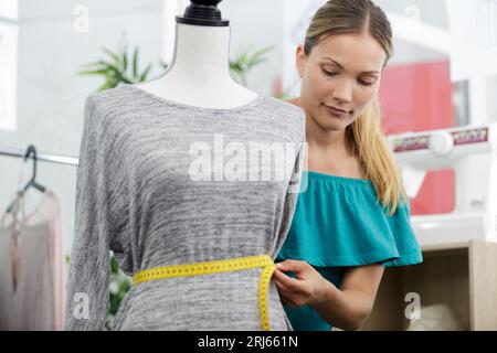 femme tailleur travaillant sur la robe Banque D'Images