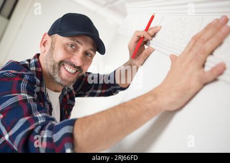 le plâtrier masculin met du plâtre vénitien sur le mur Banque D'Images