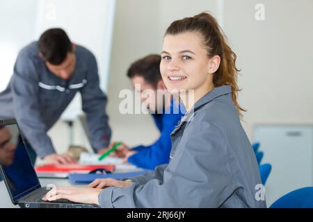 jeune femme dans la classe de robotique Banque D'Images