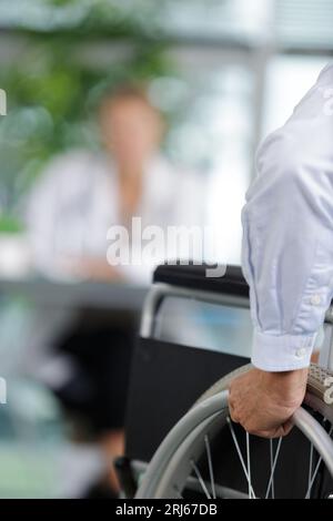 un homme en fauteuil roulant Banque D'Images