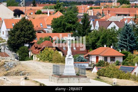 Le Crucifix sur St. Benedict Hill à Veszprem, Hongrie. Banque D'Images