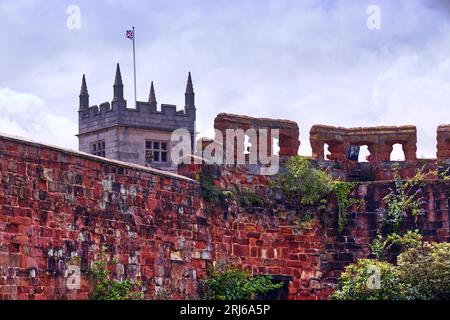 Shrewsbury, Shropshire, Angleterre, Royaume-Uni - mur de la vieille ville au château de Shrewsbury avec tour d'église volant Union jack en arrière-plan Banque D'Images