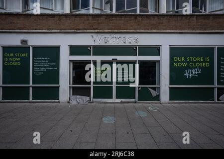 Londres, Royaume-Uni. 21 août 2023. Grande-Bretagne ralentissement économique. Une branche récemment fermée de Waitrose reste vacante dans l'est de Croydon. Alors que la Banque d'Angleterre et le Fonds monétaire international ont déclaré que le Royaume-Uni ne tombe pas dans une récession, certains experts ne sont pas convaincus. Une analyse récente de Bloomberg suggère qu’une récession britannique d’un an devrait commencer au quatrième trimestre de 2023 si la BoE relève le taux de base à 5,75% d’ici novembre. Crédit : Guy Corbishley/Alamy Live News Banque D'Images