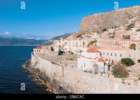 Un plan aérien de maisons sur la colline dans la vieille ville de Monemvasia, Grèce Banque D'Images