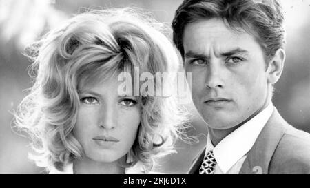 ALAIN DELON et MONICA VITTI dans L'ÉCLIPSE (1962) -titre original : l' ECLISSE-, mise en scène MICHELANGELO ANTONIONI. Crédit : Interopa-CINERIZ-PARIS/TIMES / Album Banque D'Images