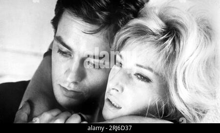 ALAIN DELON et MONICA VITTI dans L'ÉCLIPSE (1962) -titre original : l' ECLISSE-, mise en scène MICHELANGELO ANTONIONI. Crédit : Interopa-CINERIZ-PARIS/TIMES / Album Banque D'Images