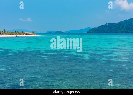 Mer tropicale de couleur turquoise. Ko Lipe (à gauche) et Koh Adang (à droite), Thaïlande. Arrière-plan de vacances. Banque D'Images