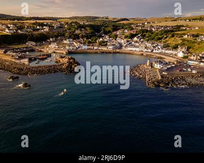 Une vue aérienne de Portpatrick à Galloway, en Écosse à l'heure d'or Banque D'Images