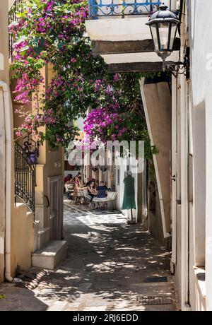 Une rue dans la ville de Tinos. Banque D'Images