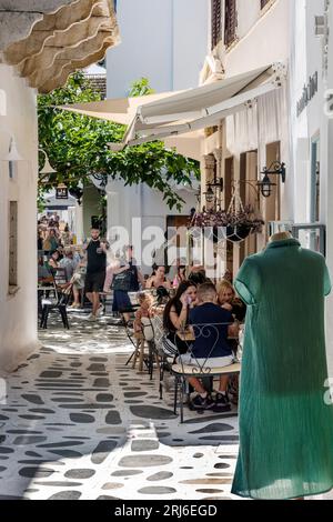 Une rue dans la ville de Tinos. Banque D'Images