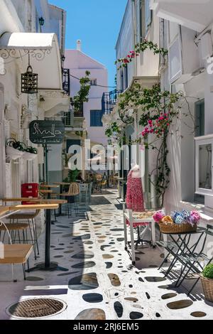 Une rue dans la ville de Tinos. Banque D'Images