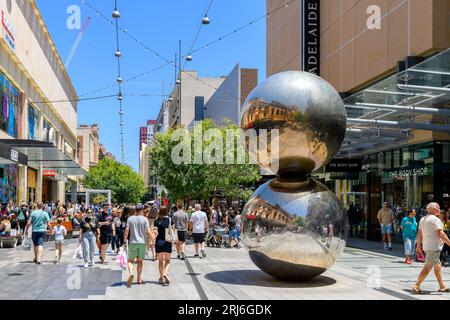 Adélaïde, Australie méridionale - 28 décembre 2022 : foule de gens faisant du shopping au centre commercial Rundle Mall pendant la saison de Noël. Rundle Mall est un piéton Banque D'Images