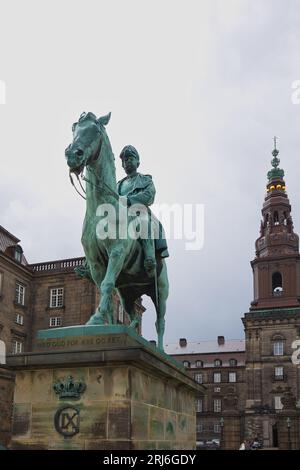 Danemark, Copenhague - 03 juillet 2023 : statue équestre de Christian IX à Christiansborg à Copenhague. Banque D'Images
