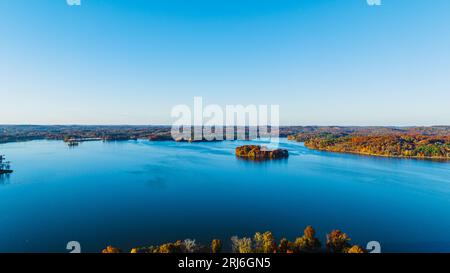 Une scène pittoresque d'un lac serein dans l'Ohio, avec une eau bleue immaculée et un feuillage vert luxuriant qui l'entoure Banque D'Images