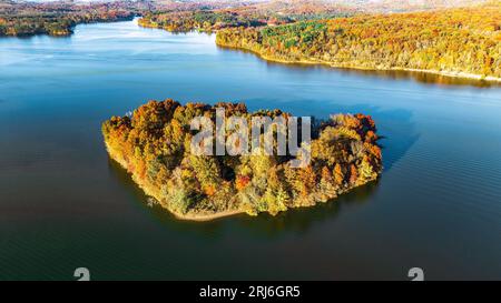 Une scène pittoresque d'un lac serein dans l'Ohio, avec une eau bleue immaculée et un feuillage vert luxuriant qui l'entoure Banque D'Images