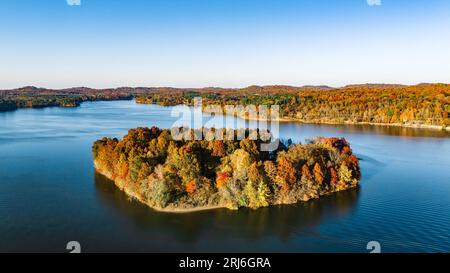 Une scène pittoresque d'un lac serein dans l'Ohio, avec une eau bleue immaculée et un feuillage vert luxuriant qui l'entoure Banque D'Images