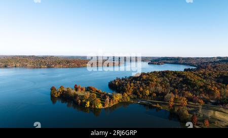 Une scène pittoresque d'un lac serein dans l'Ohio, avec une eau bleue immaculée et un feuillage vert luxuriant qui l'entoure Banque D'Images