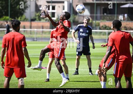 Anvers, Belgique. 21 août 2023. Alhassan Yusuf Abdullahi d'Anvers dirige le ballon lors d'une séance d'entraînement de l'équipe belge de football Royal Antwerp FC, le lundi 21 août 2023 à Anvers. L'équipe se prépare pour le match de demain contre la grecque AEK Athènes, la première étape des play-off pour la compétition UEFA Champions League. BELGA PHOTO TOM GOYVAERTS crédit : Belga News Agency/Alamy Live News Banque D'Images