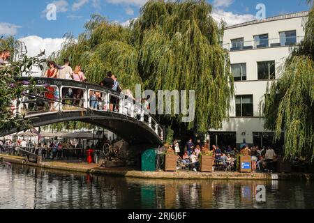 Personnes traversant le Regent's Canal à Camden Lock Market, Camden Town, Londres, Angleterre, Royaume-Uni Banque D'Images