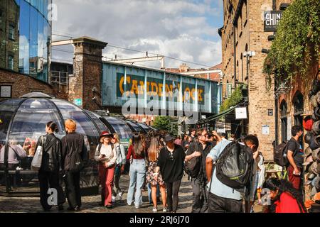 Camden Lock Market, occupé par les touristes, Camden Town, Londres, Angleterre, ROYAUME-UNI Banque D'Images