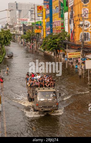 La crise climatique. Les réfugiés thaïlandais fuient les inondations à l'arrière d'un camion. Lat Phrao, Bangkok, Thaïlande le samedi 5 novembre 2011. © Kraig Lieb Banque D'Images