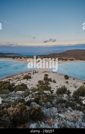 Île d'Elafonisos magnifique vue sur la baie au coucher du soleil, océan bleu sans personne et ciel bleu sans nuages, Péloponnèse Grèce sur un voyage de vacances d'été Banque D'Images