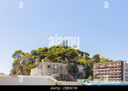 Monaco et ses charmes au plus fort de l'été dans une chaleur brûlante. Monaco et ses charmes en plein coeur de l'été sous une chaleur caniculaire. Banque D'Images