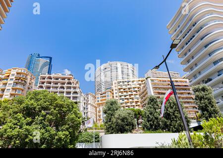 Monaco et ses charmes au plus fort de l'été dans une chaleur brûlante. Monaco et ses charmes en plein coeur de l'été sous une chaleur caniculaire. Banque D'Images