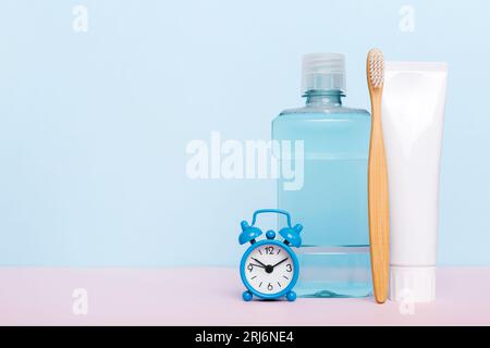 Bain de bouche et autres produits d'hygiène bucco-dentaire sur une table colorée avec espace pour les copies. Pose à plat. Hygiène dentaire. Produits d'hygiène bucco-dentaire et espace pour le texte o Banque D'Images