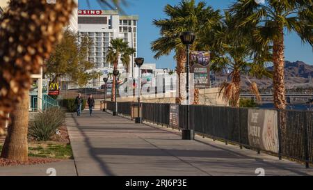 Matinée dans la ville de casino du désert de Laughlin où un couple visite le paisible sentier pavé Casino Riverwalk. Banque D'Images