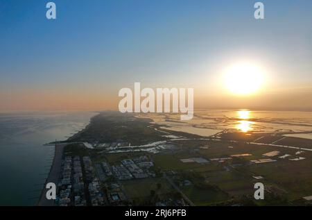 Italie, Jesolo. Lido di Jesolo, ou Jesolo Lido, Europe plage et ville de la ville de Jesolo dans la province de Venise, vue aérienne en soirée Banque D'Images